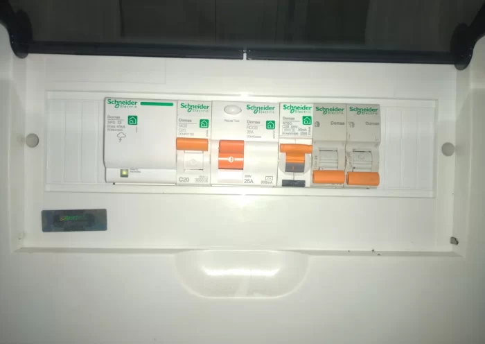 MCB atau Miniatur Circuit Breaker